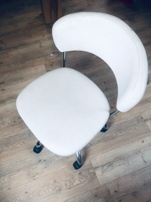 Białe krzesło obrotowe na kółkach – wygodne do biurka