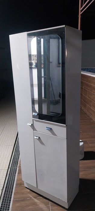 Armario branco em ferro lacado