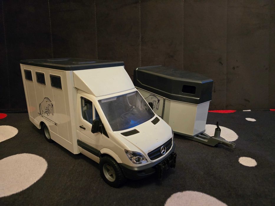 Bruder 02533 MB Sprinter do przewozu koni z przyczepą