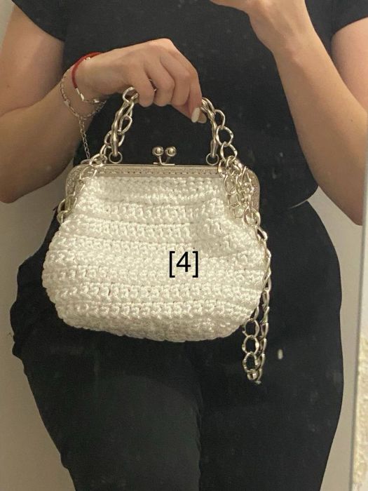 Сумочка плетена білого кольору