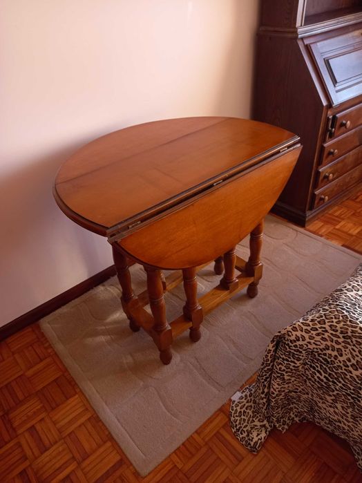 Mesa de madeira em bom estado