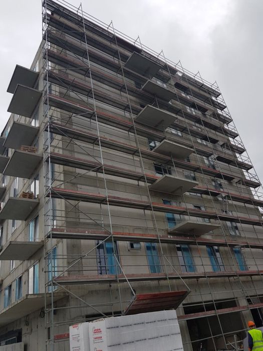 Wynajem rusztowań elewacyjnych