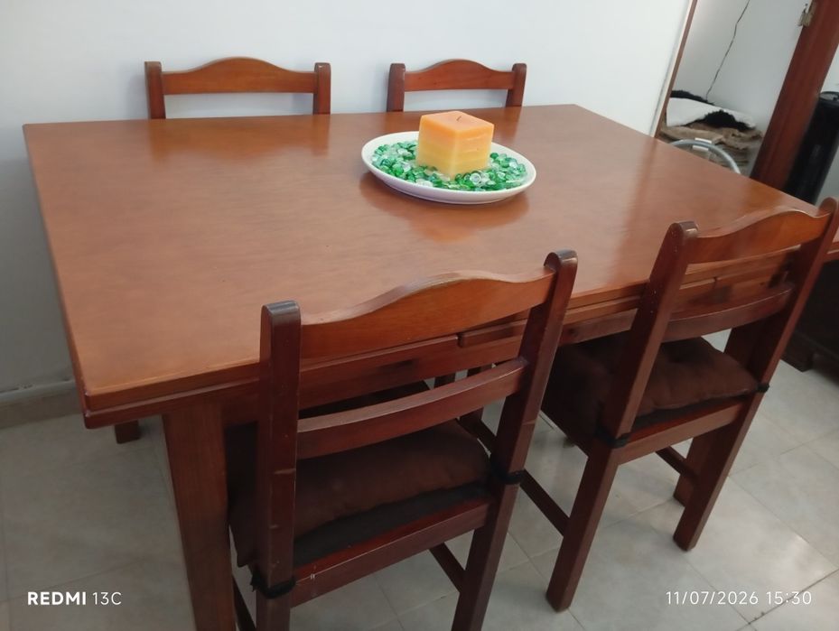 Mesa de jantar, 4 cadeiras e aparador