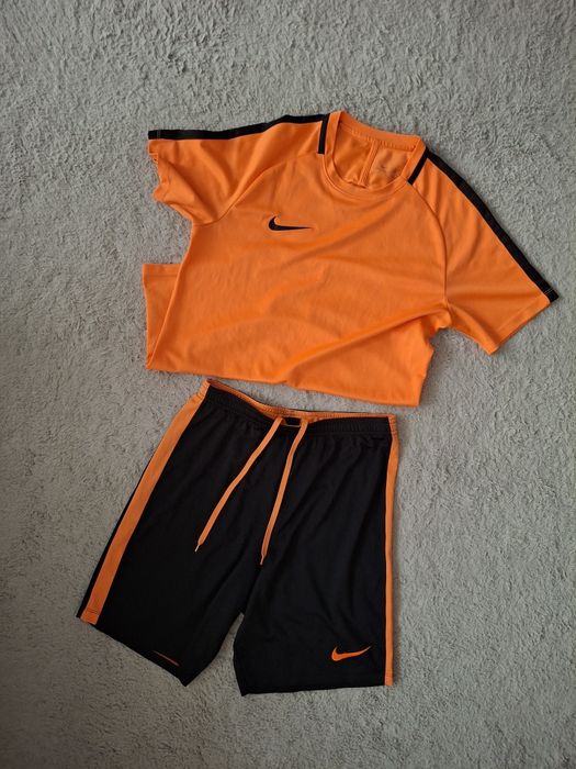 Sportowy zestaw Nike, spodenki i koszulka