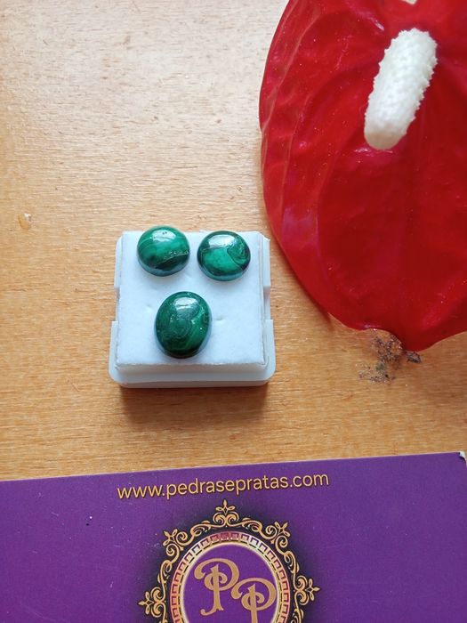 Trio de Malaquitas Naturais – Cabochões Polidos com Belíssimas Bandas Verdes