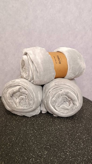 Продам Покривала,гарненькі 200/220 см.