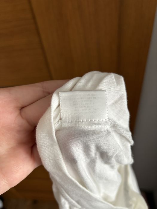 biała koszulka acne