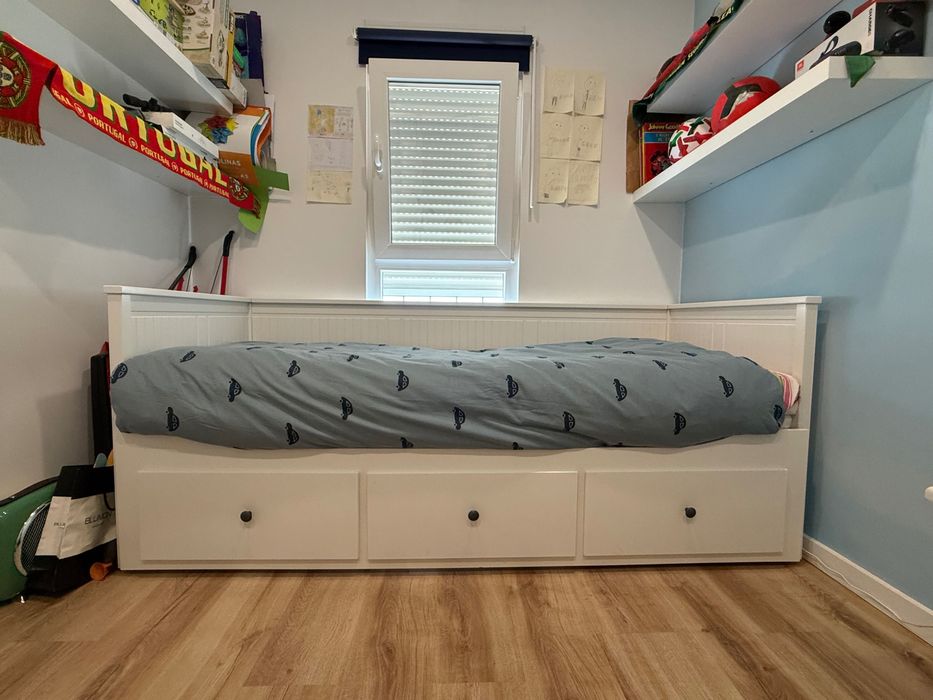 Cama individual e dupla, escrivaninha e cadeira. Conjunto prático e funcional para o quarto.