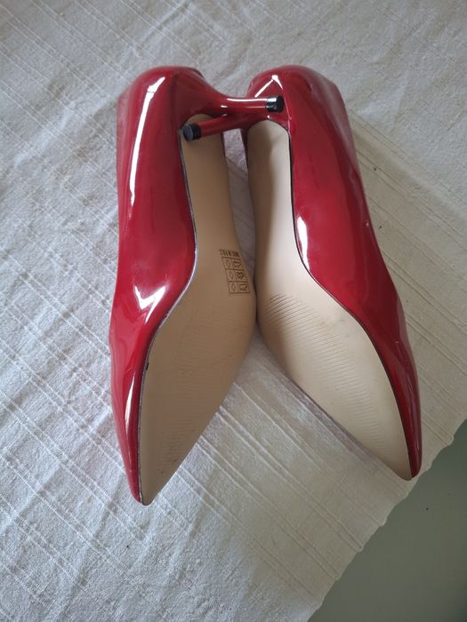 Sapatos de verniz. Cor vermelha. Nuncs usados