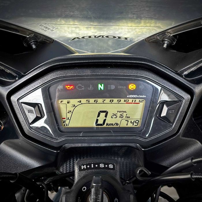 Продам мотоцикл Honda CBR400R (1676)