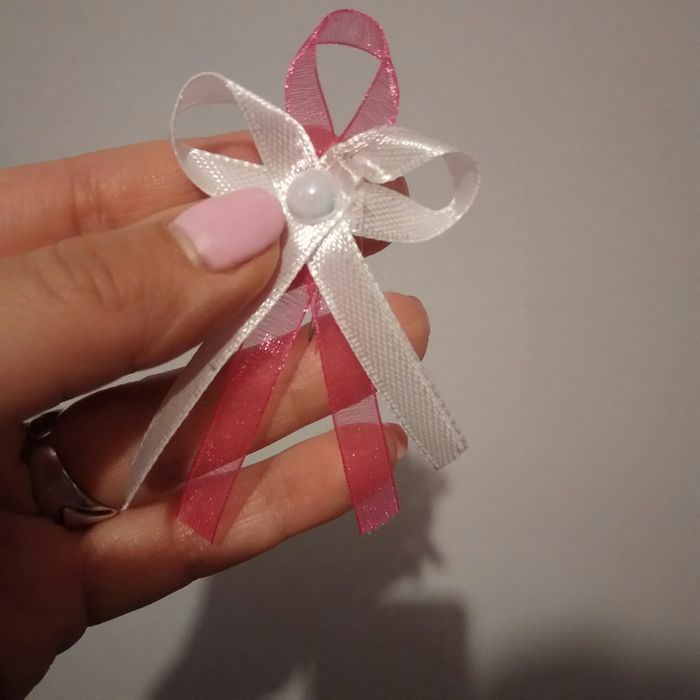 Kotyliony biało różowe z koralikiem przywieszki wesele goście