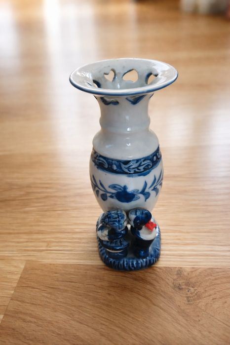 Ozdobny niebieski wazonik