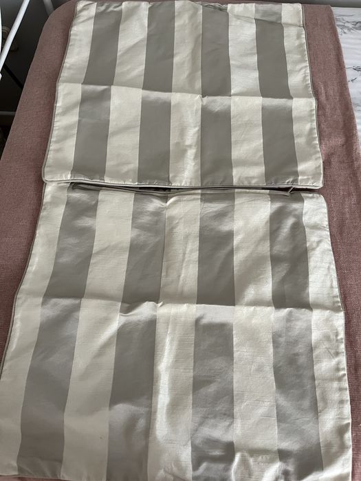 Conjunto de duas capas de almofadas de decoração em muito bom estado