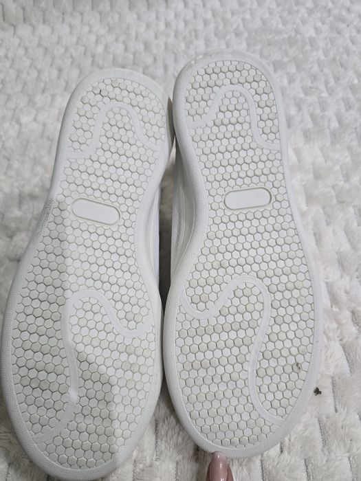 Sneakersy białe.