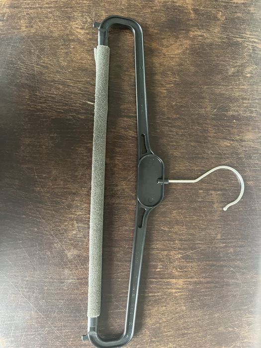 Cabide para calça, em preto, de plastico,  com esponja aderente.