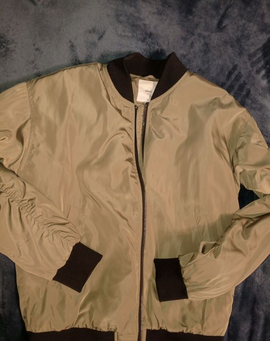 Жіноча куртка-бомбер