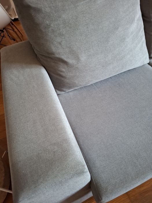Sofá Chaiselongue Cinzento + 2 Puffs – Praticamente Novo (3 Anos)
