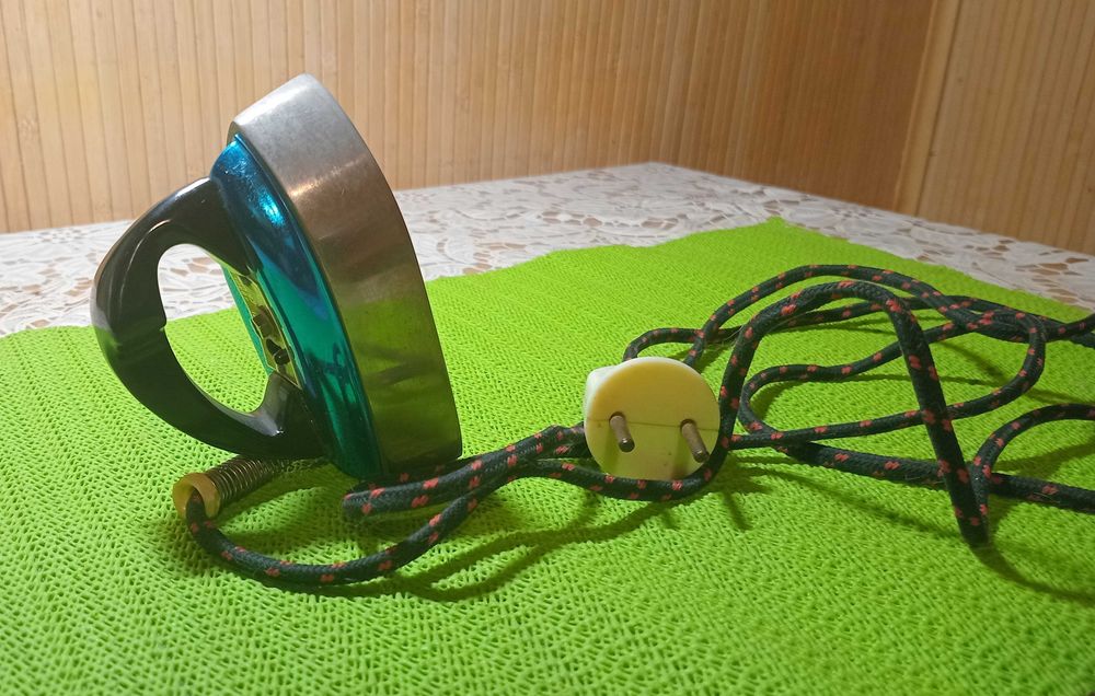 Электрический утюг (дорожный вариант), п-во ХЭМЗ, 1968 года