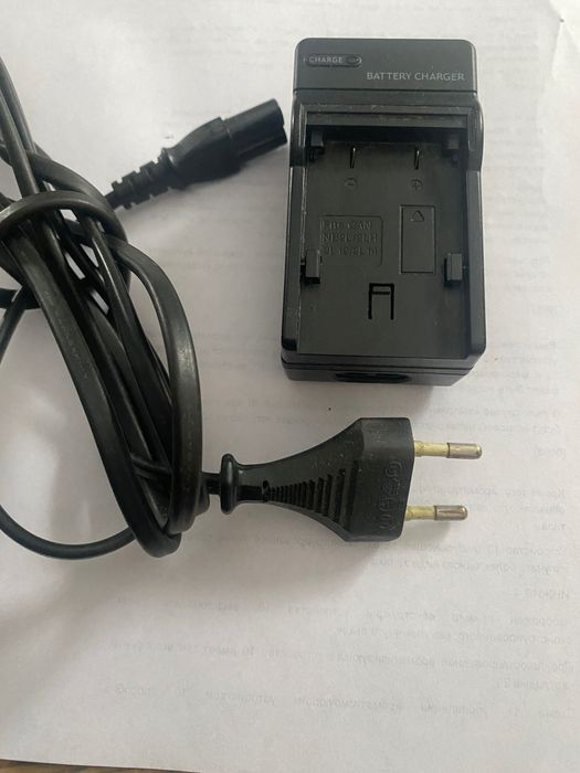 Зарядний пристрій для відеокамери.
