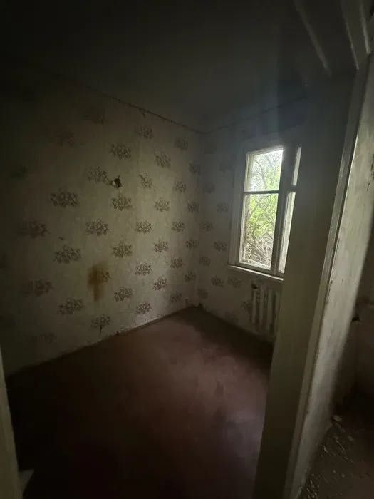 Здається пустий  приватний будинок