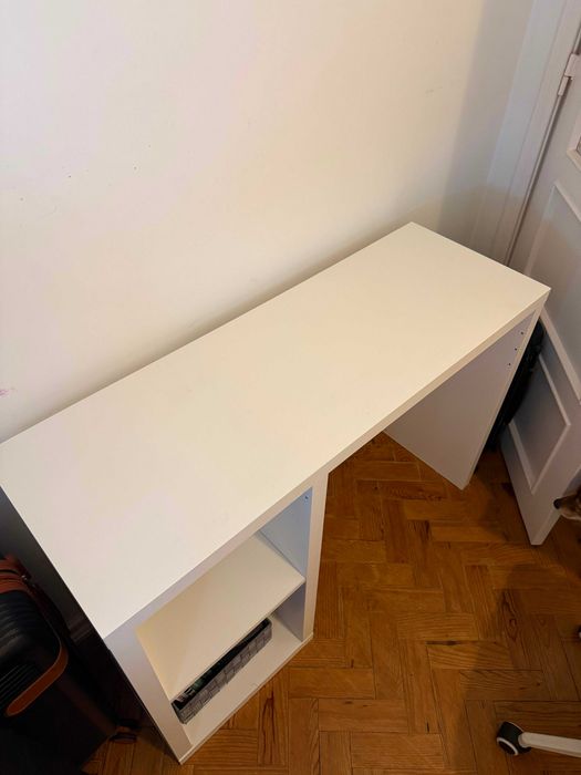 Secretária IKEA KALLAX branca – 2 nichos + painel (usado)