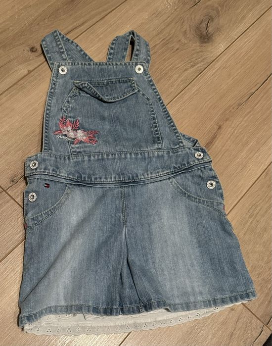 Sukienka Tommy Hilfingier ogrodniczka