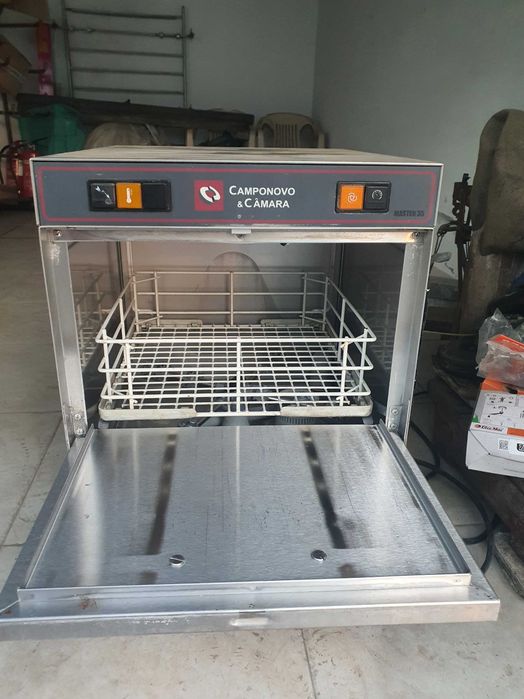 Maquina de lavar loiça e chávenas