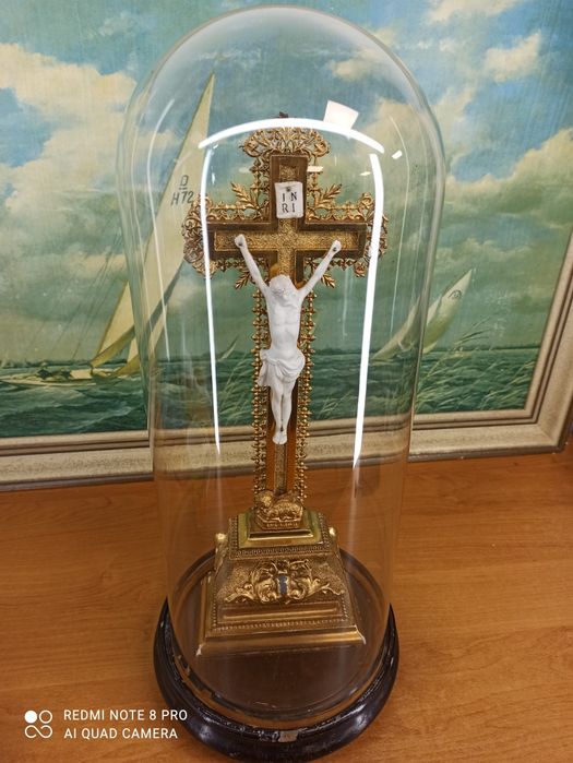 Antyczny krucyfiks z alabastrem w szklanej kopule