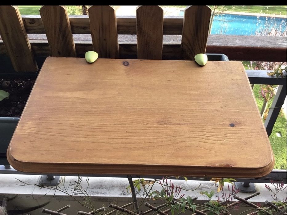 Prateleira com suportes verdes