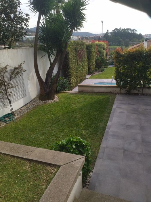 Serviços de jardinagem e limpeza de terrenos
