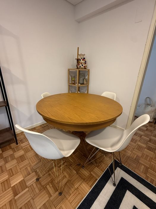 3 cadeiras brancas estilo Eames com pés dourados + 1 para reparação