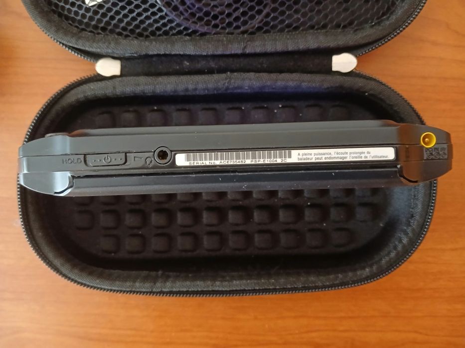 Sony PSP Street E1000 em excelente estado e pouco usada. Inclui carregador, bolsa, cartão de memória  2GB, não sei se UMD funciona