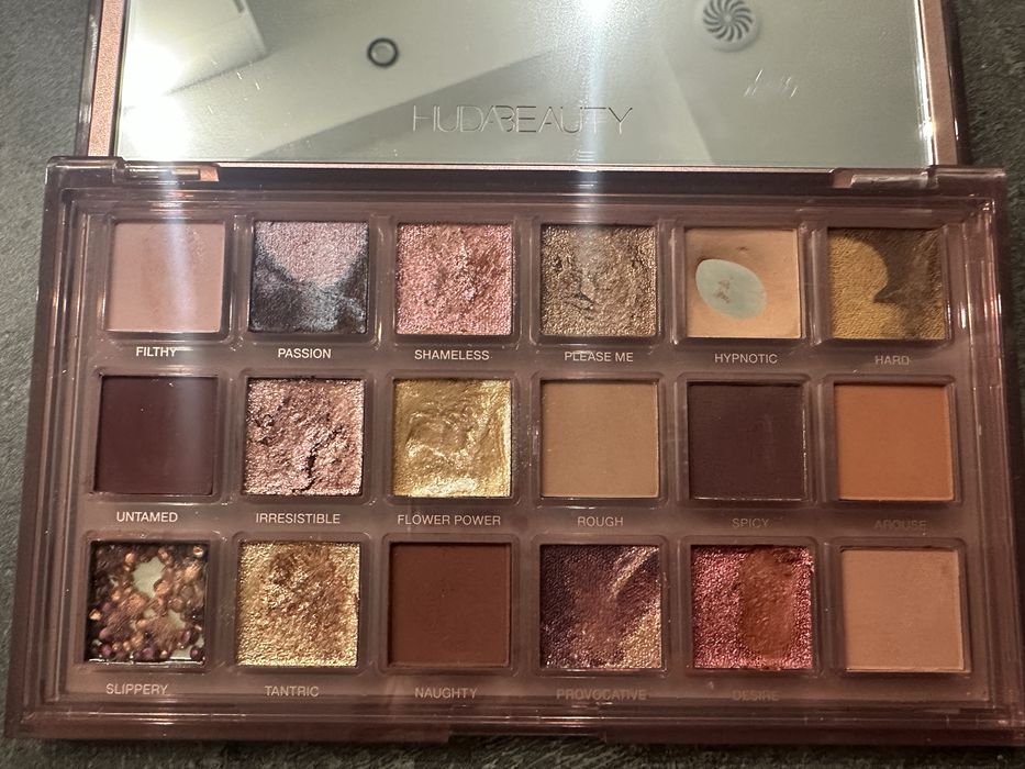 Huda Beauty NAUGHTY paleta