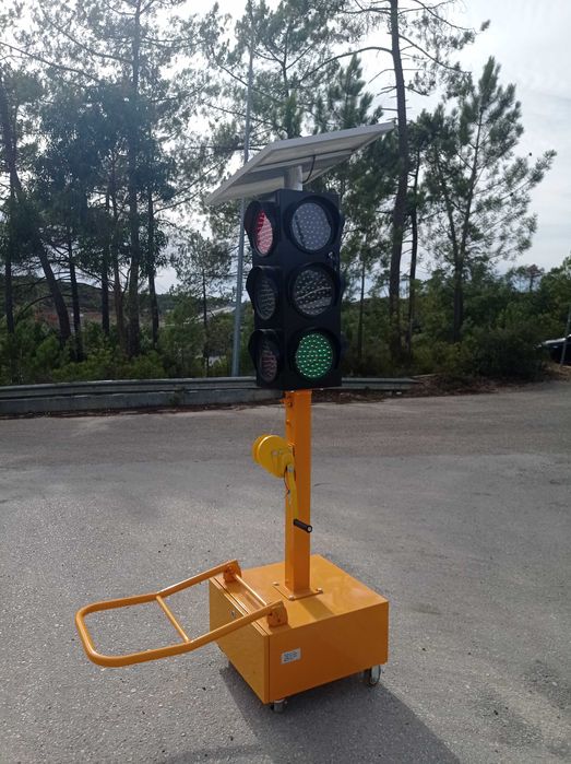Semáforo para Obra na Via com Painel Solar - Novo