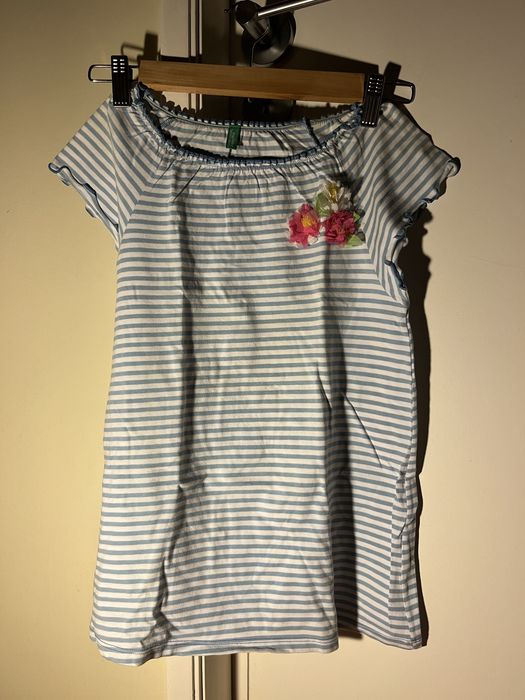 T-shirt azul e branca da Benetton