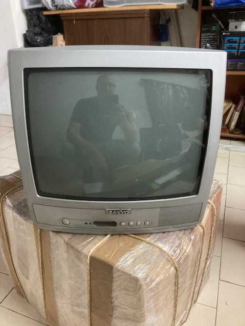 TV Sanyo 14" CE14MTN4 - Perfeita para Games Retrô (Mega Drive, PS1, SNES)