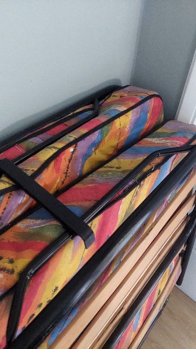 Cama dobrável para hóspede