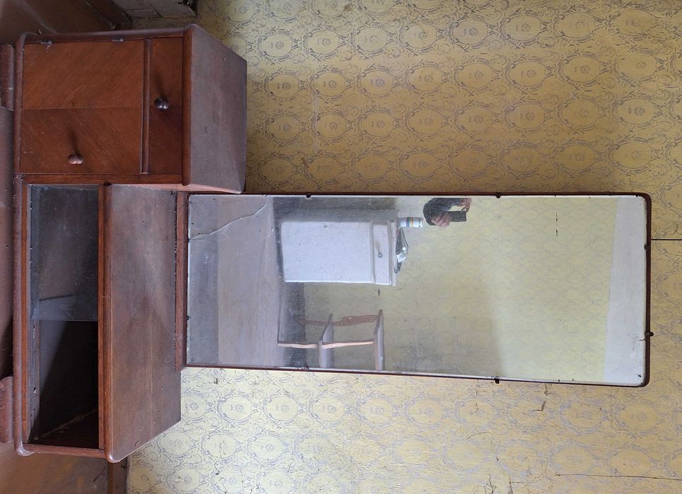 Stara toaletka z lustrem – retro, pilne