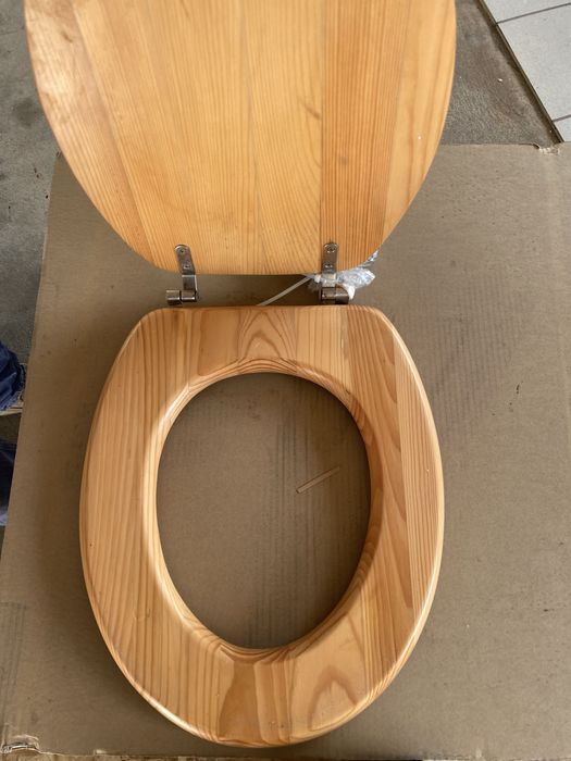 Tampa de sanita em madeira maciça