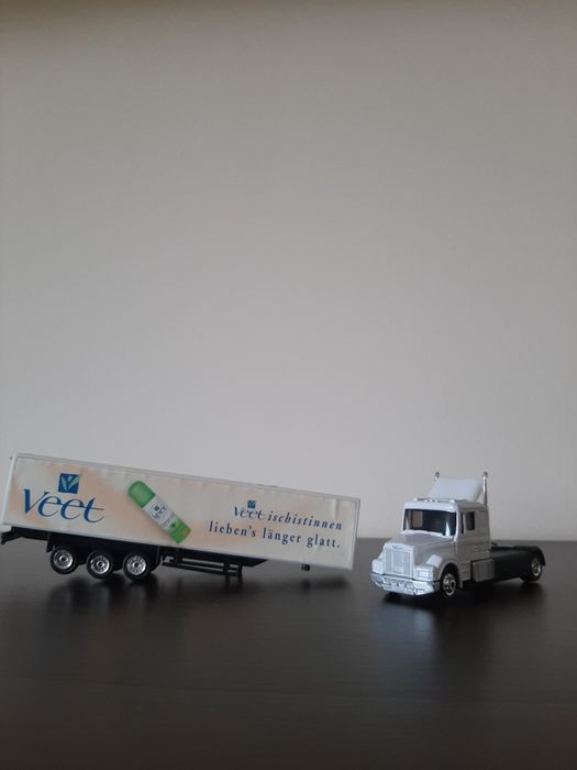 Biały zabawkowy samochód ciężarowy z naczepą