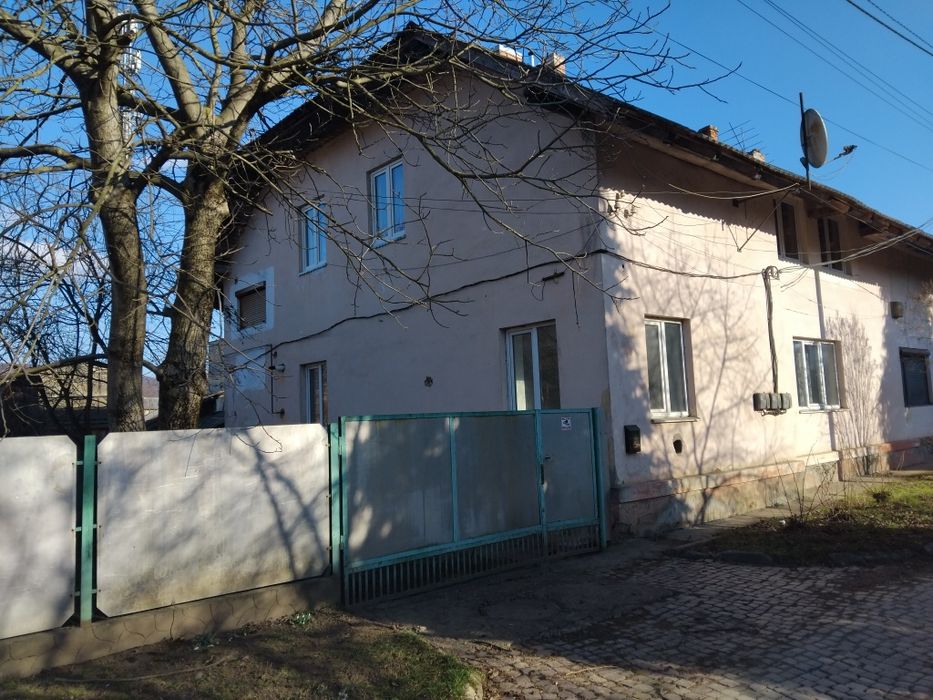 Продаємо 1 к квартиру з ділянкою у Сваляві  Закарпатської