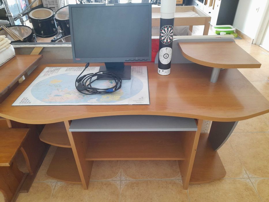 Secretária madeira com dois patamares apoio inferior móvel