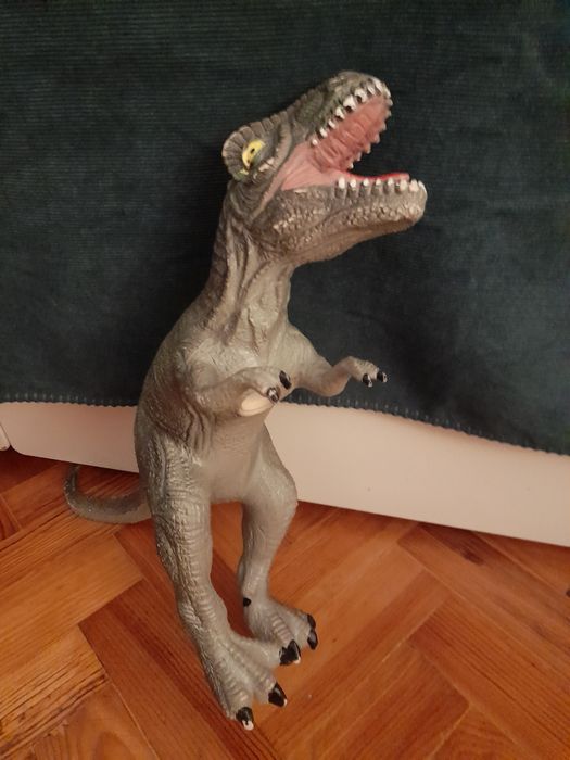 T-Rex de borracha