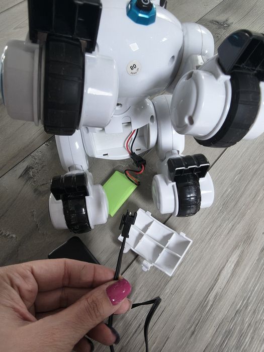 Robopies Cyber Pies jeździ rusza się