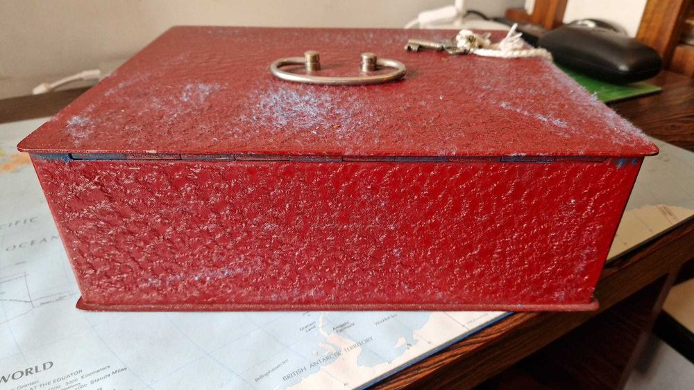 Cofre com código e chave