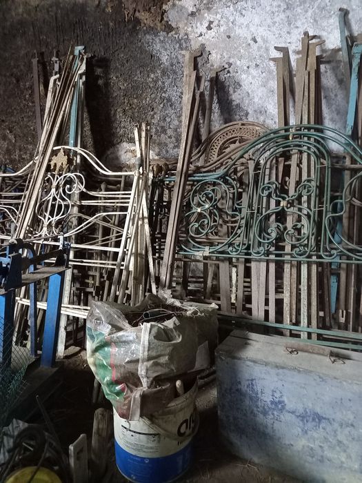 Conjunto  de camas antigas. Em ferro