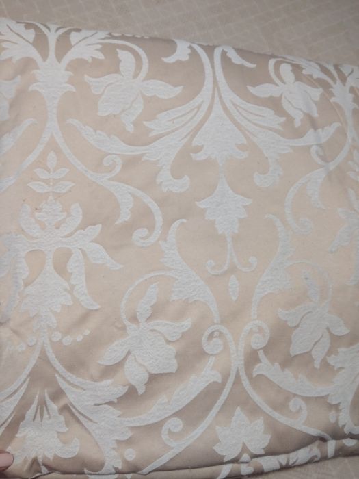 Lindíssima colcha de casal creme e dourado