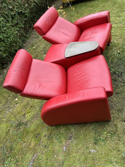 Sofa kinowa rozkładana Stressless Arion czerwona skóra i pufa