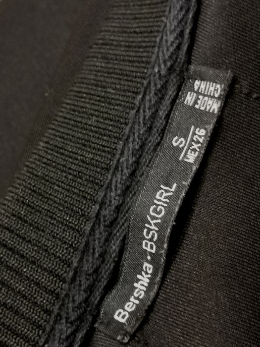 Czarna bomberka Bershka BSK Girl – rozmiar S – pikowane rękawy