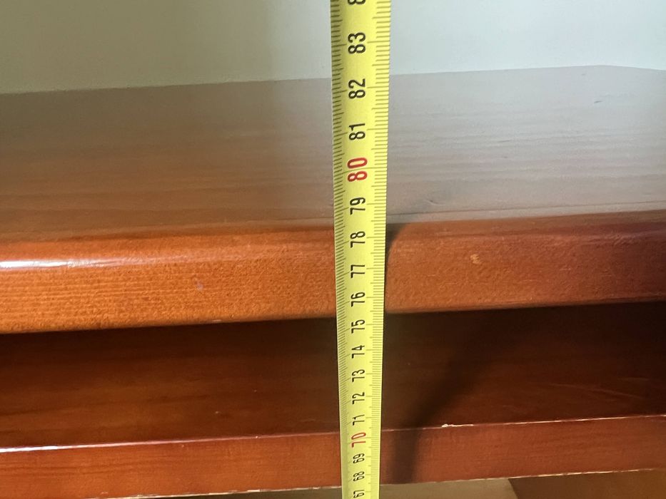 Secretária de madeira com tabuleiro